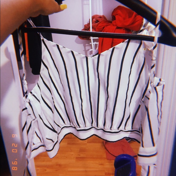 A black and white sleeveless crop top with a tie - Picture 2 of 4